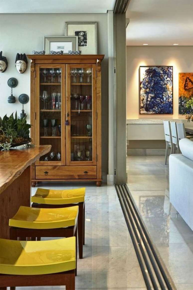 53. Cristaleira de vidro e madeira r&uacute;stica &ndash; Via: Casa Tres Chic