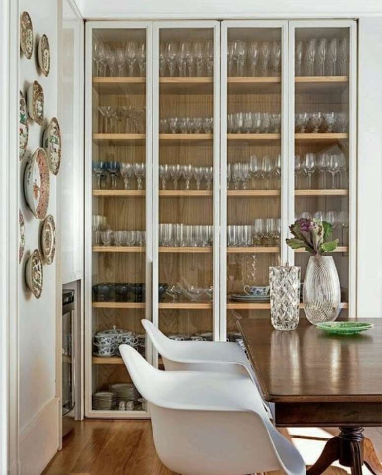 44. Sala de jantar com cristaleira de vidro grande &ndash; Via: Pinterest