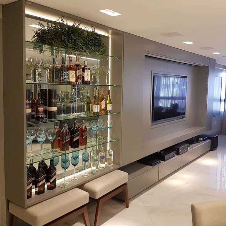 5. Cristaleira de vidro e madeira moderna com painel para tv de madeira &ndash; Via: Pintrest