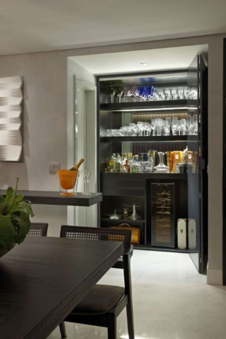 45. Cristaleira de vidro moderna preta &ndash; Via: Andrea Buratto