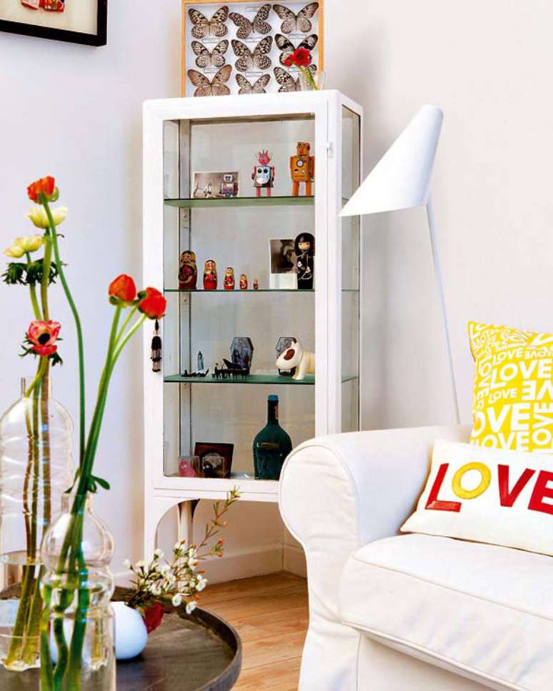 42. Cristaleria de vidro pequena na sala moderna &ndash; Via: Home Style Directory
