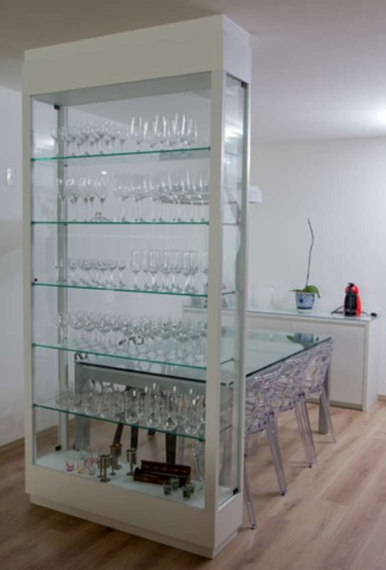 11. Cristaleira de vidro na sala de estar &ndash; Via: Vai Com Tudo