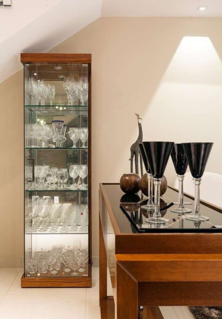 36. Cristaleira de vidro e espelho moderno &ndash; Via: Pinterest