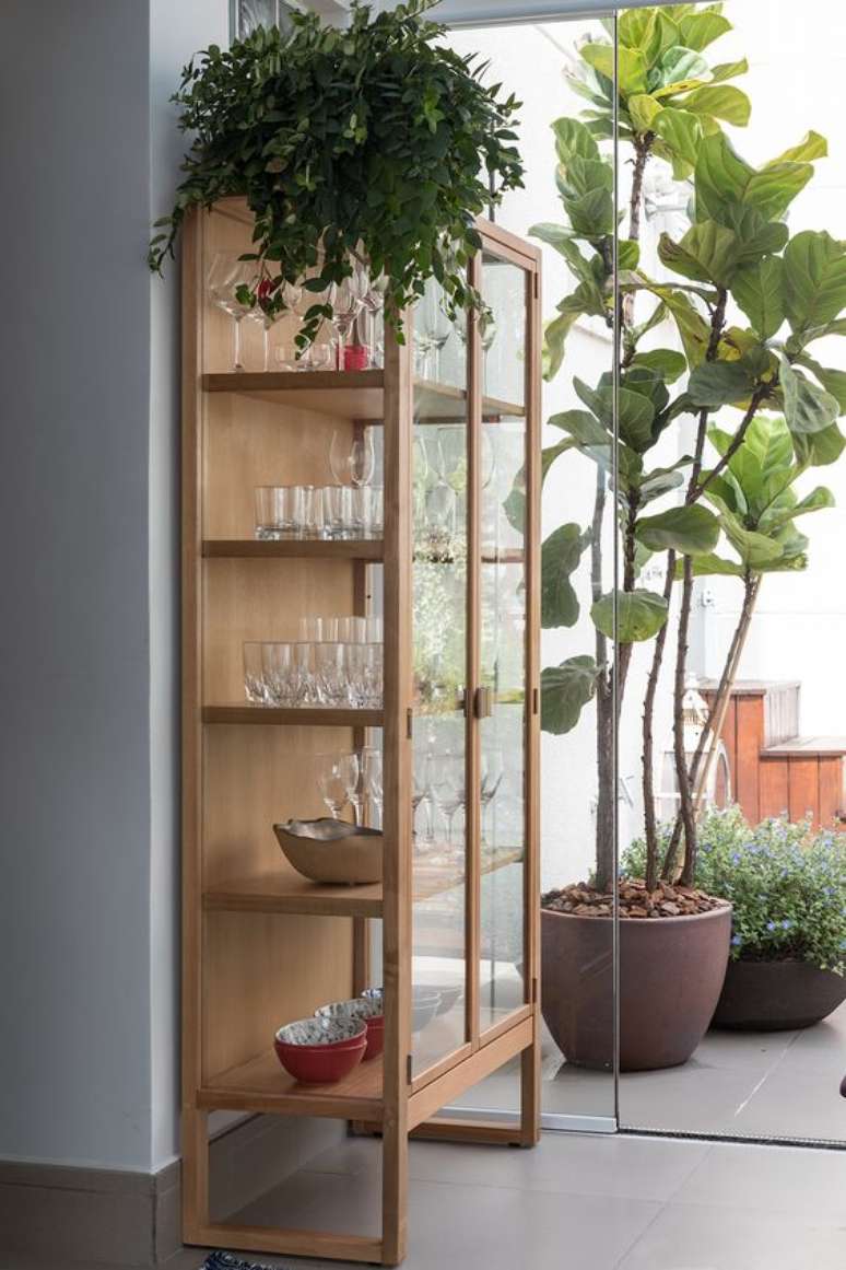 38. Cristaleira de vidro moderna na sala de estar &ndash; Via: Pinterest