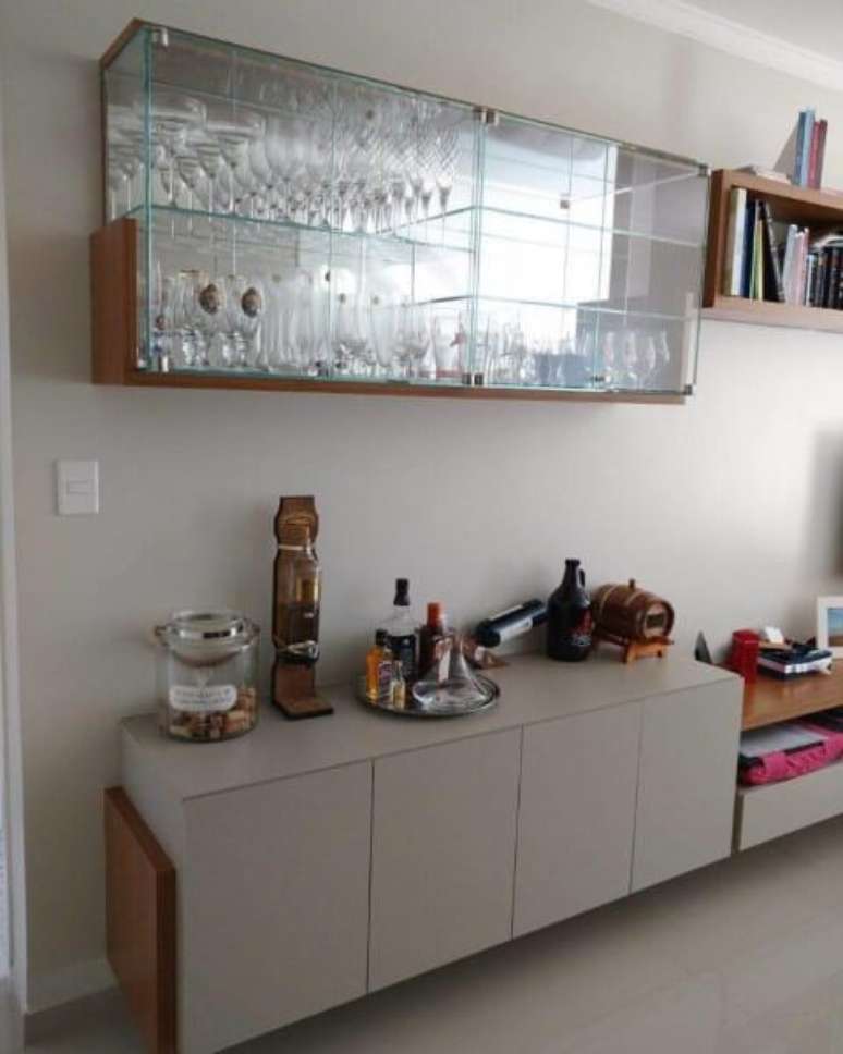 35. Cristaleira de vidro suspensa com adega abaixo &ndash; Via: Revista VD