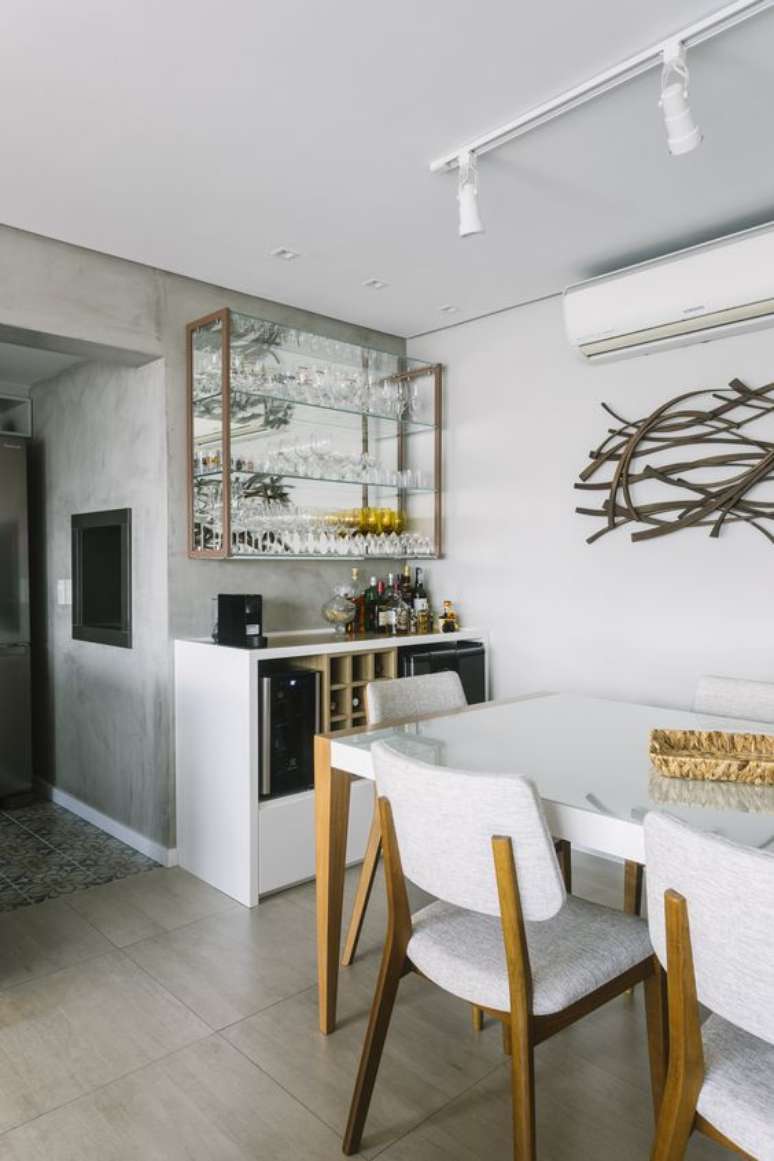 6. Cristaleira de vidro suspensa com espelho &ndash; Via: Casa Estudio