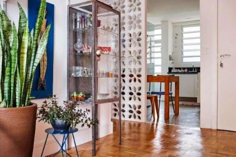 33. Cristaleira moderna de a&ccedil;o com vidro &ndash; Via: Buji