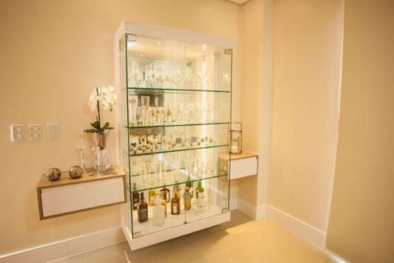 32. Cristaleira toda de vidro com ta&ccedil;as e bebidas &ndash; Via: Gra&ccedil;a Brenner