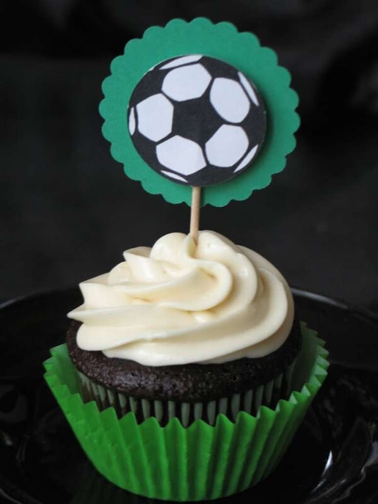 16. Cupcake com tag personalizada para festa infantil tema futebol. Fonte: Um Doce Dia