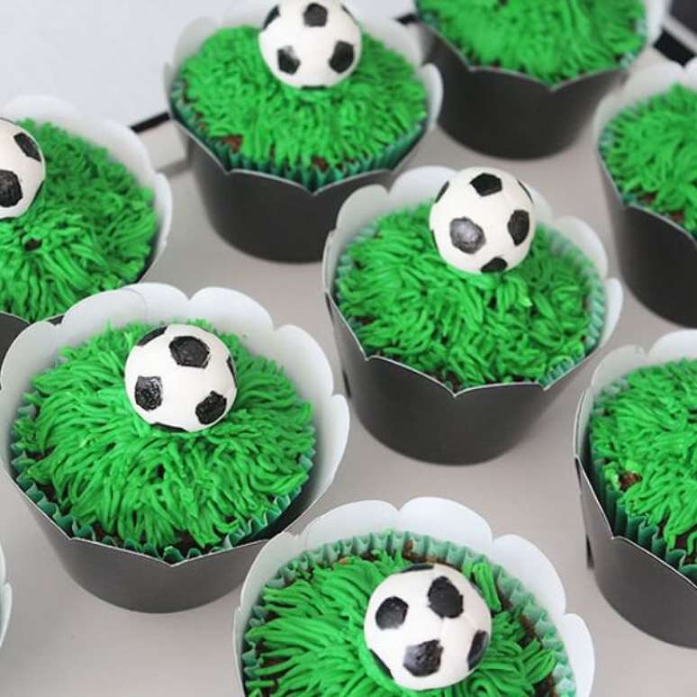 38. Cupcakes criativos para decora&ccedil;&atilde;o de festa infantil tema futebol. Fonte: Pinterest