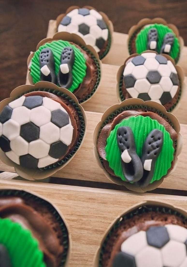 69. Cupcakes para decora&ccedil;&atilde;o de festa tema futebol simples. Fonte: Pinterest