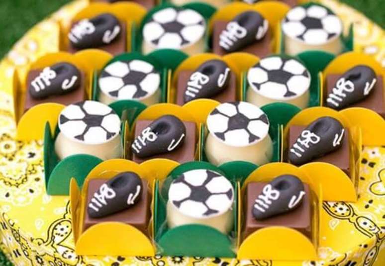 39. Decora&ccedil;&atilde;o de festa infantil tema futebol Copa do Mundo. Fonte: Pinterest