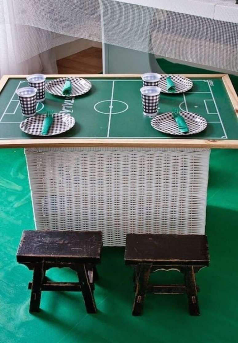 52. Decora&ccedil;&atilde;o de festa tema futebol criativa. Fonte: Pinterest