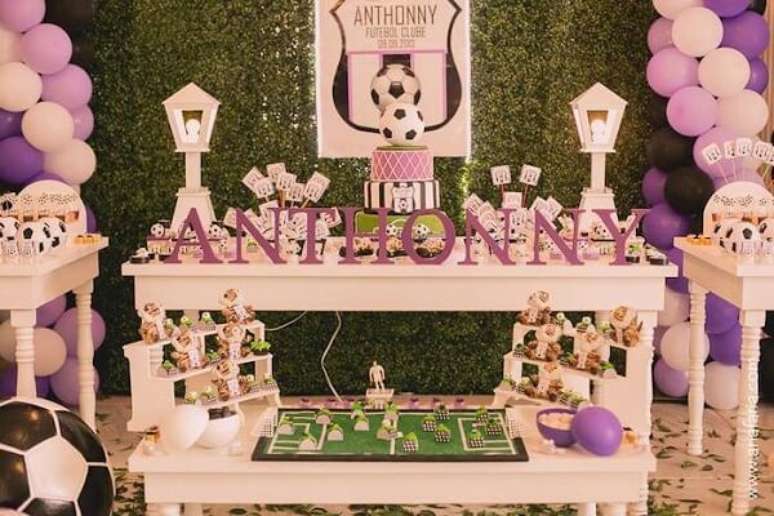 24. Decora&ccedil;&atilde;o de festa tema futebol para meninas. Fonte: Pinterest