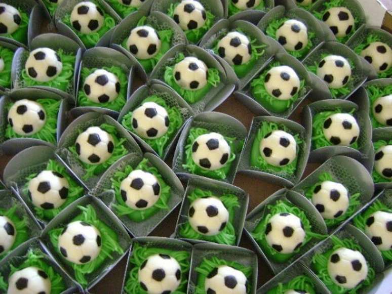 42. Decora&ccedil;&atilde;o de festa tema futebol simples com docinhos personalizados. Fonte: Pinterest