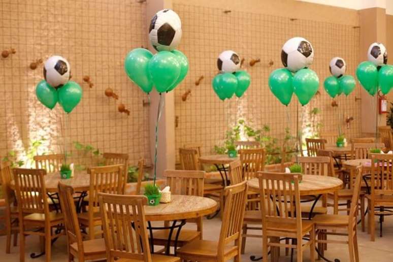 10. Decora&ccedil;&atilde;o de festa tema futebol simples para a mesa dos convidados. Fonte: Pinterest