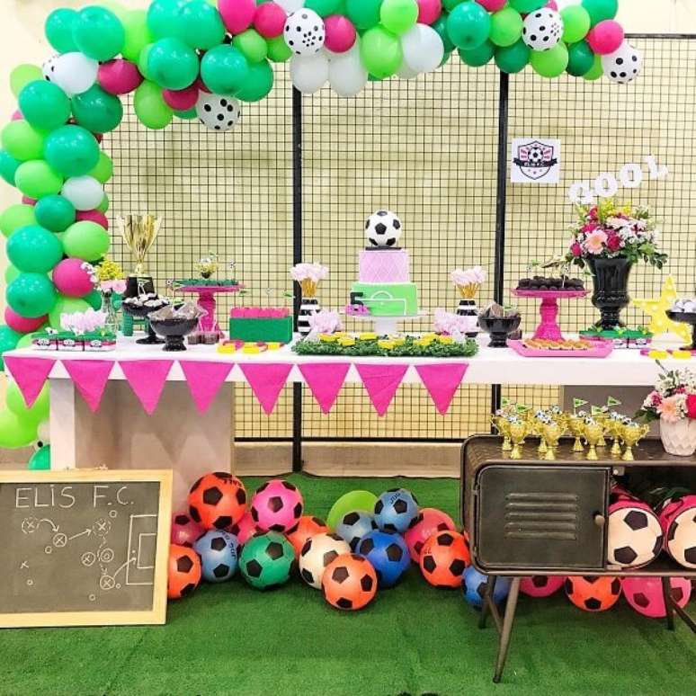 5. Decora&ccedil;&atilde;o divertida para festa com tema futebol. Fonte: Guia Tudo Festa