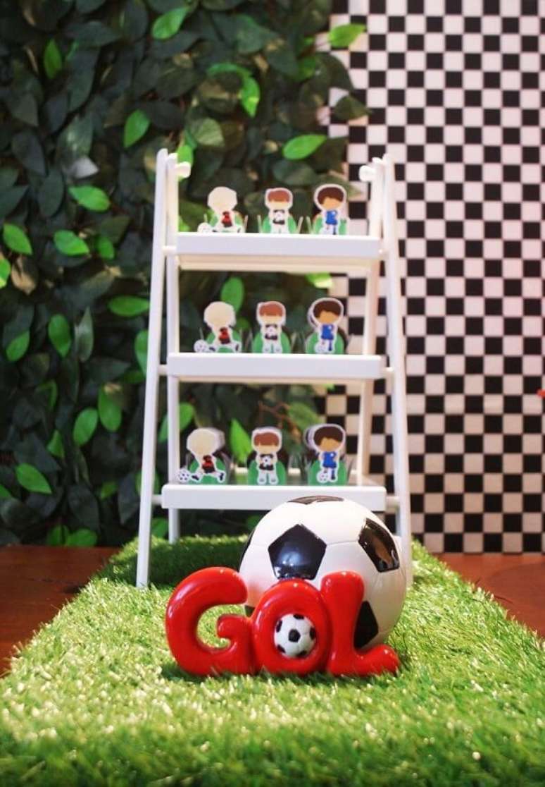 40. Detalhes da decora&ccedil;&atilde;o de festa infantil tema futebol. Fonte: Pinterest