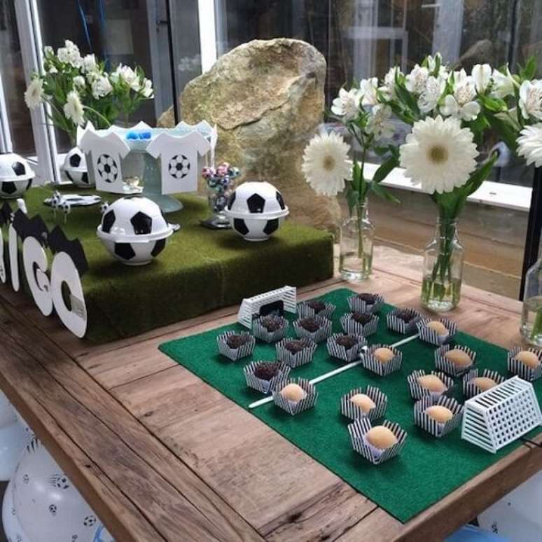 56. Detalhes que chamam a aten&ccedil;&atilde;o na mesa do bola da festa tema futebol. Fonte: Pinterest