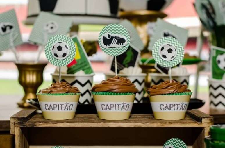 32. Detalhes que fazem toda a diferen&ccedil;a na festa com tema futebol. Fonte: Festa Clean