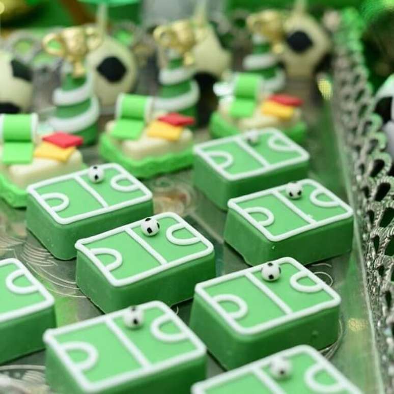 78. Docinhos com tema festa futebol que chamam a ten&ccedil;&atilde;o na mesa do bolo. Fonte: Pinterest