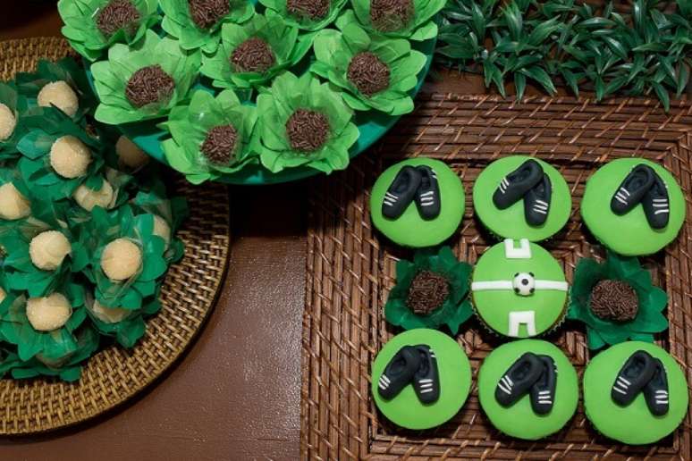 7. Docinhos delicados para decora&ccedil;&atilde;o de festa infantil tema futebol. Fonte: Jaque Salles