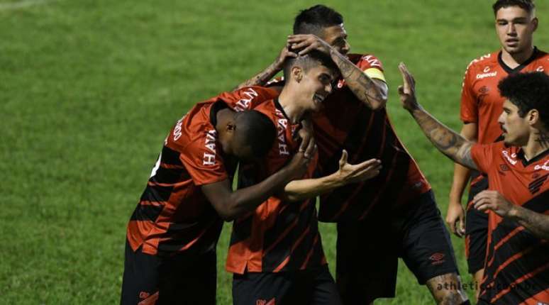 Léo Cittadini comemorando seu gol na partida de ida conta o Londrina. (Foto: Divulgação/Athletico-PR)