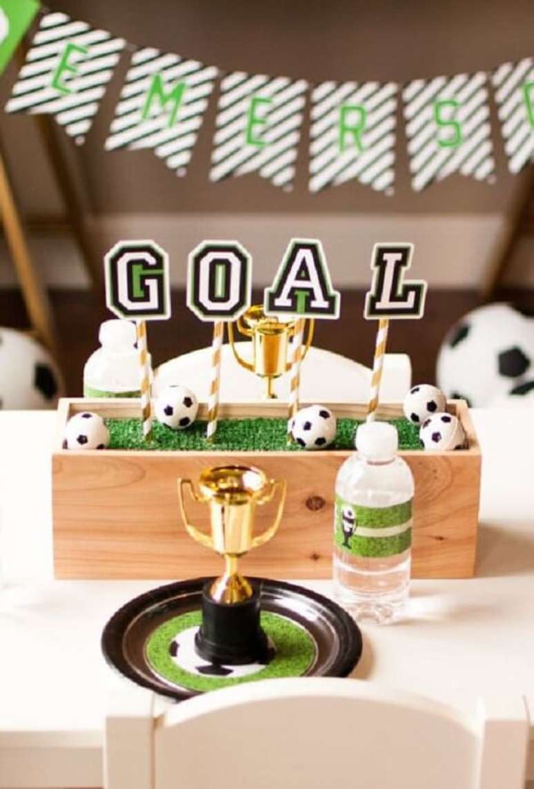 43. Enfeite de mesa para decora&ccedil;&atilde;o de festa tema futebol simples. Fonte: Pinterest