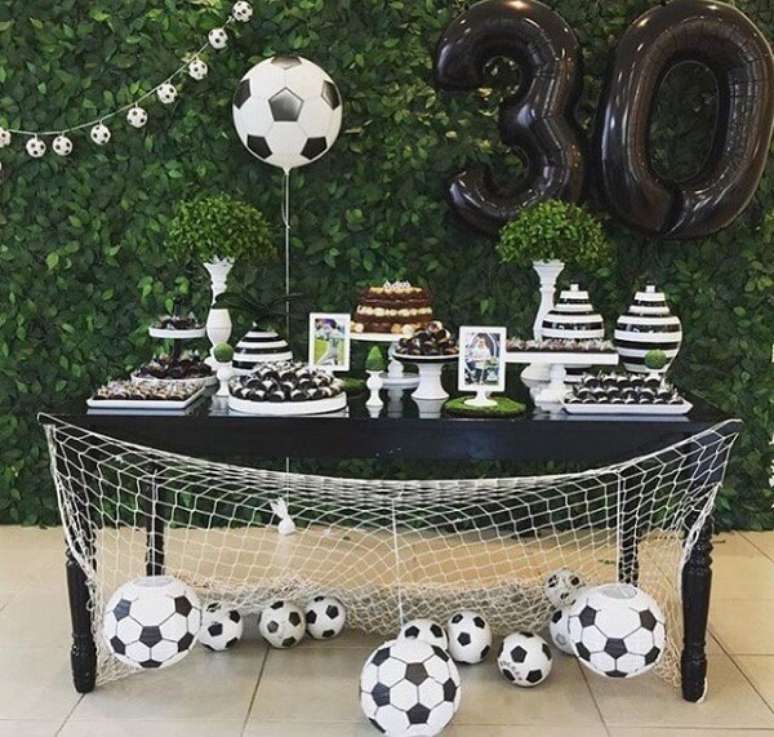31. Festa tema futebol ideias com bolas por toda a parte. Fonte: Pinterest