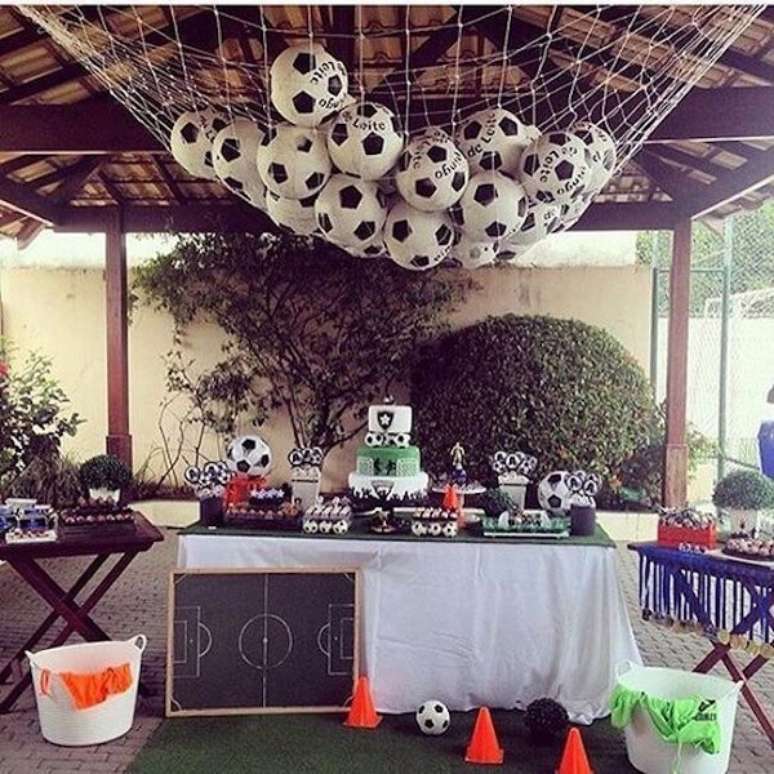 57. Festa tema futebol simples feita ao ar livre. Fonte: Pinterest
