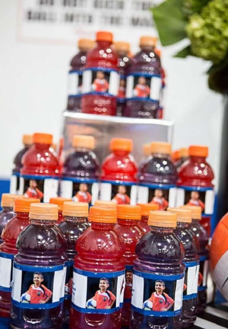 29. Garrafinhas criativas para festa com tema futebol. Fonte: Pinterest