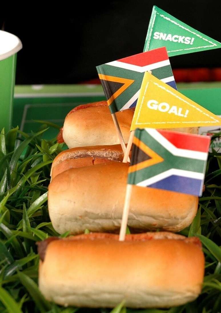 27. Hot dogs com tags personalizadas para tema de festa futebol. Fonte: Pinterest