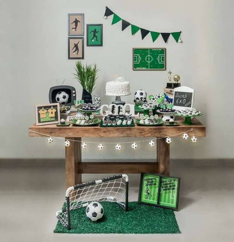73. Modelo de decora&ccedil;&atilde;o simples para festa tema futebol. Fonte: Arquitetura Festiva