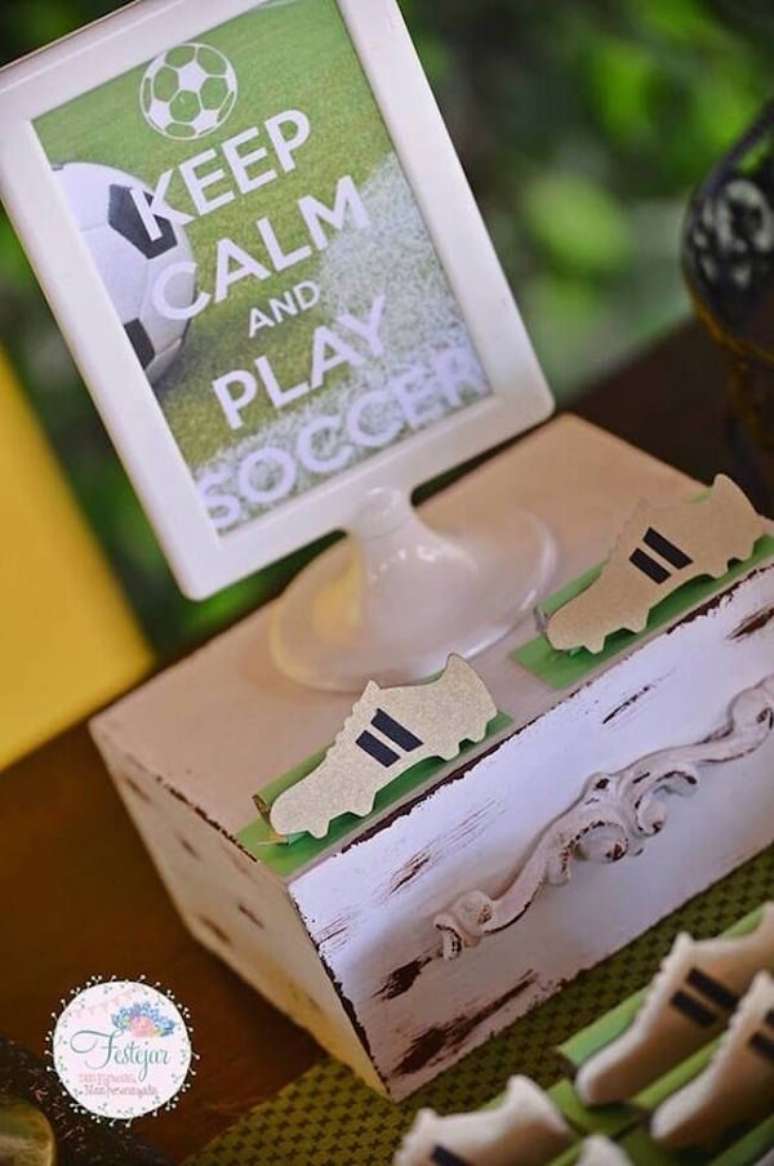 58. Objetos em madeira decoram a mesa do bolo. Fonte: Pinterest