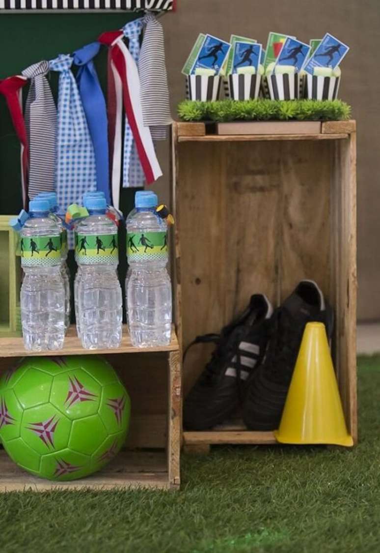 51. Os caixotes de madeira complementam a decora&ccedil;&atilde;o de festa tema futebol. Fonte: Pinterest