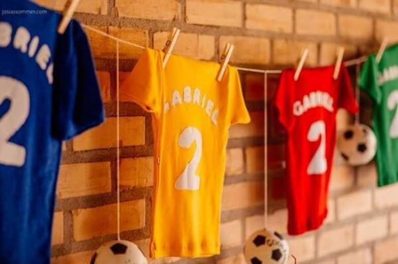 13. Para festa tema futebol procure fixar na parede camisetas personalizadas. Fonte: Pinterest