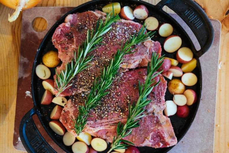 Guia da Cozinha - Aprenda como fazer carne no forno e deixe-a suculenta e macia