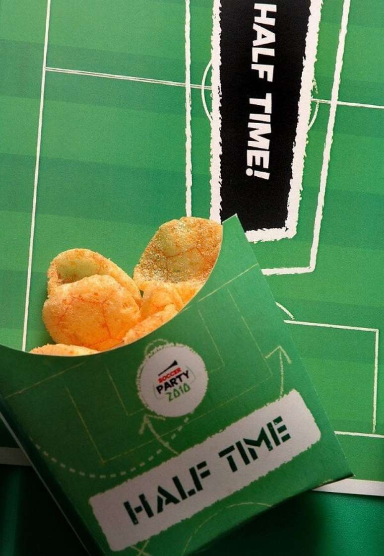 21. Petiscos individuais para tema de festa futebol. Fonte: Pinterest