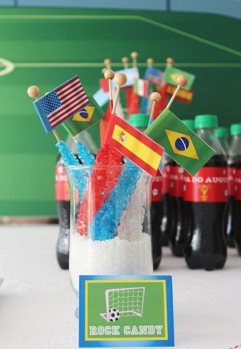 22. Pirulitos com tema de festa futebol ado&ccedil;am os convidados da festa. Fonte: Pinterest