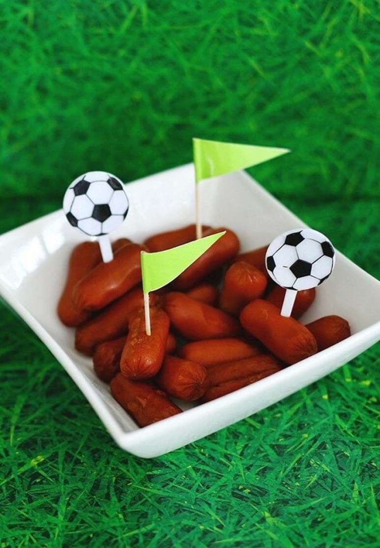 47. Por&ccedil;&otilde;es individuais como ideias para festa tema futebol. Fonte: Pinterest