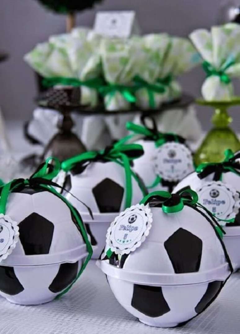 76. Preencha a bola com chocolate, balas, pirulitos e chicletes e use na festa tema futebol lembrancinhas. Fonte: Pinterest