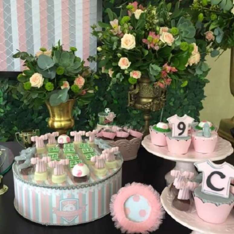 65. Re&uacute;na travessas e pratos de bolo para organizar brigadeiros, beijinhos e demais doces. Fonte: Pinterest