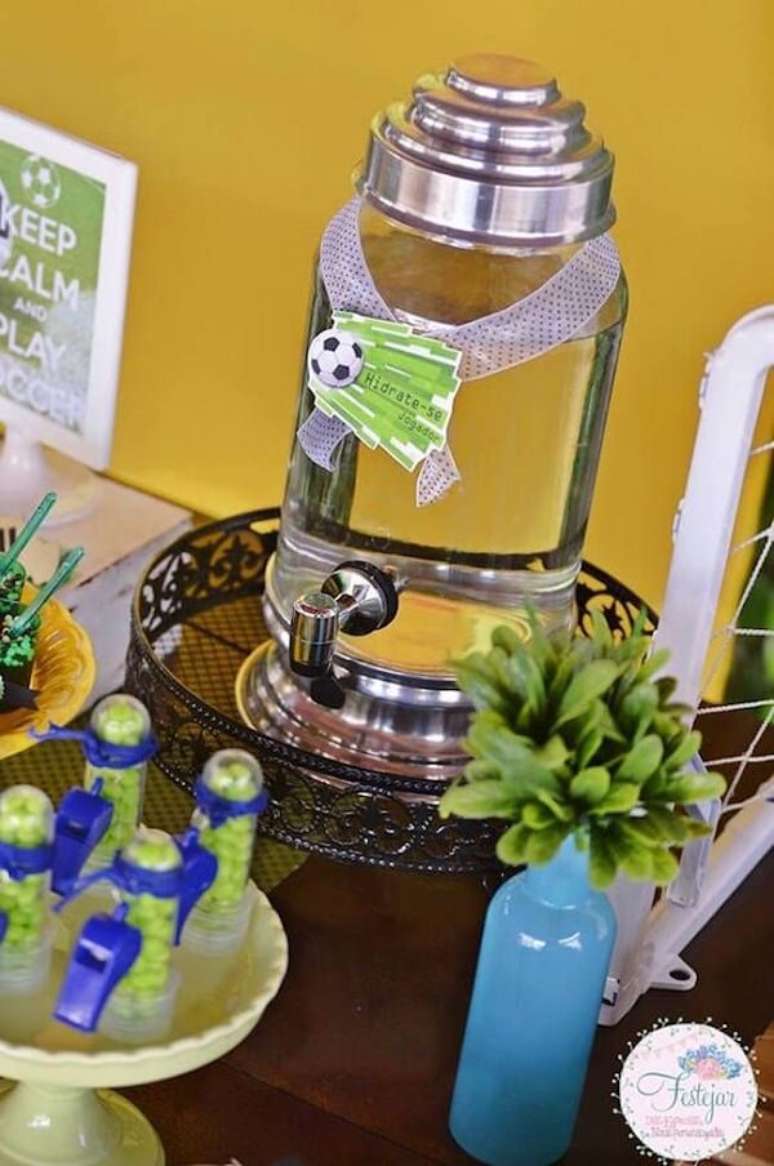 33. Suqueira estilosa para festa com tema futebol. Fonte: Pinterest