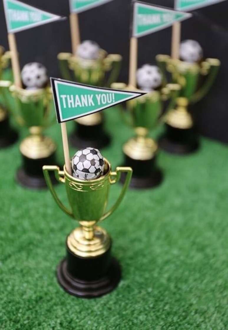 75. Trof&eacute;us para festa tema futebol lembrancinhas. Fonte: Pinterest