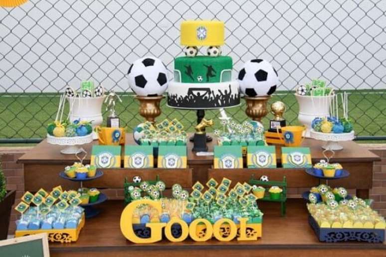 25. Use letras decorativas na decora&ccedil;&atilde;o de festa tema futebol. Fonte: Pinterest