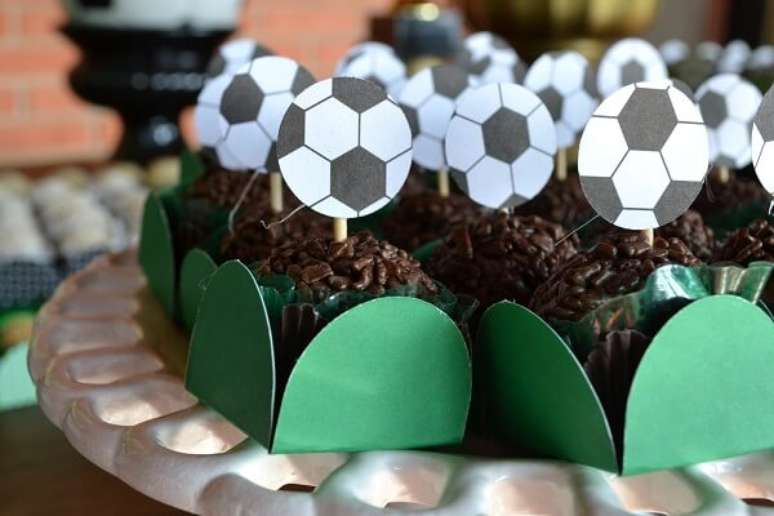 77. Use tags personalizadas na festa tema futebol simples. Fonte: Pinterest