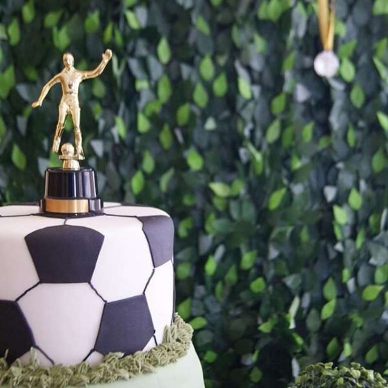 70. Use um trof&eacute;u no topo do bolo. Fonte: Pinterest