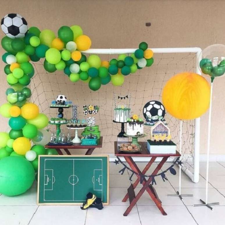 34. Use uma trave de gol para montar a decora&ccedil;&atilde;o da festa com tema futebol. Fonte: Pinterest