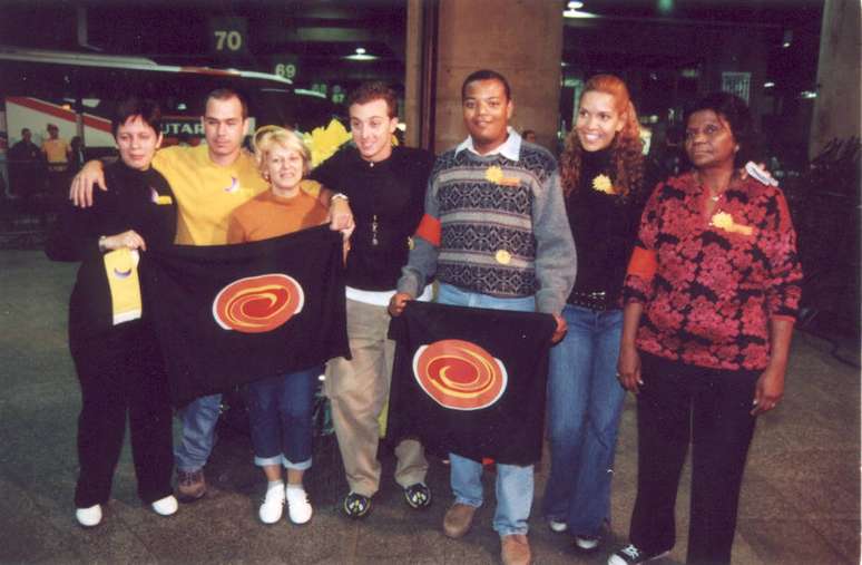 Luciano Huck ao lado de familiares dos participantes da 1&ordf; edi&ccedil;&atilde;o do 'No Limite' na Rodovi&aacute;ria do Tiet&ecirc;&nbsp;em agosto de 2000