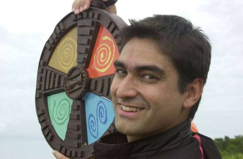 Zeca Camargo segurando a 'mandala' dos quatro elementos em divulga&ccedil;&atilde;o para o 'No Limite 2' &nbsp;